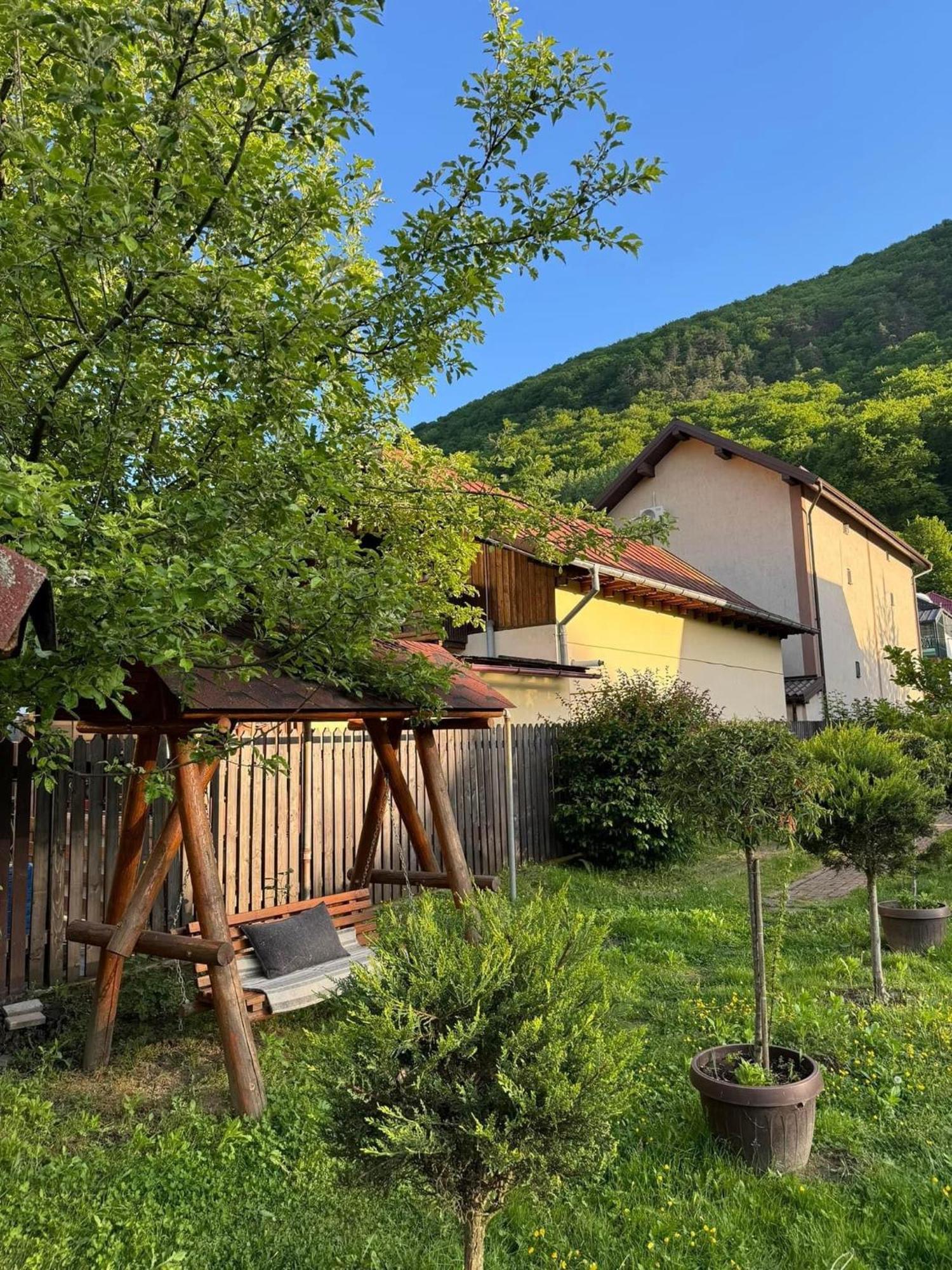 Casa De Vacanta Качулата Экстерьер фото